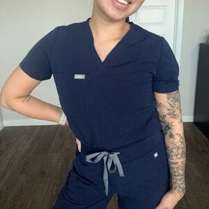 Lightly Worn Figs Scrub Set - Navy